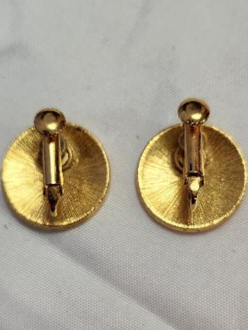 Vintage Gold-Tone Clip-on Earrings - Picture 2 of 3